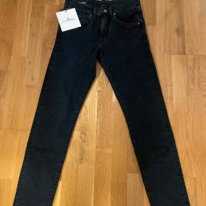 Mörkblå J.Lindeberg jeans, storlek 28/32. Aldrig använda. Nypris 1300kr