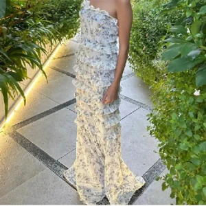 Klänning  - Super fin klänning som jag älskar men är lite lång för mig, aldrig använd utan bara testad, storleken är 38 men motsvarar M/S frakt betalar köparen, avslutar budgivningen på lördag, hör av er om ni vill ha fler bilder på klänningen!☺️☺️