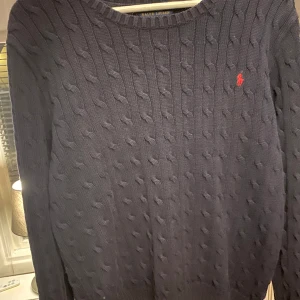 Ralph Lauren Tröja - Storlek XL-18•20)  Säljs pga att den blivit för liten, tröjan är nästan i nytt skick och har inga synliga fel