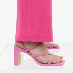 Rosa klackar - Säljer ett par rosa fina klackar ifrån Hm. Storlek 40 men sitter litet i storlek. Hör av dig vid intresse!💗