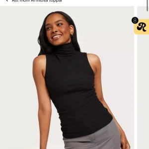 Turtleneck topp - Säljer då den inte var min stil. Helt oanvänd bara testad!