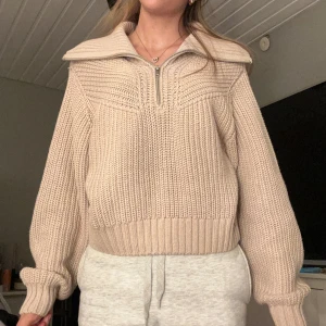 Stickad tröja  - Jätte fin stickad tröja från Gina tricot i storlek S, säljer då den inte kommer till användning hos mig. Inga defekter använd fåtal gånger tröjan är som ny