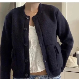 Carin Wester vårjacka  - Säljer den här jättefina mörkblåa vårjackan från Carin Wester som inte säljs längre. Skriv för fler bilder. Storlek m men passar bra på mig som är s/xs