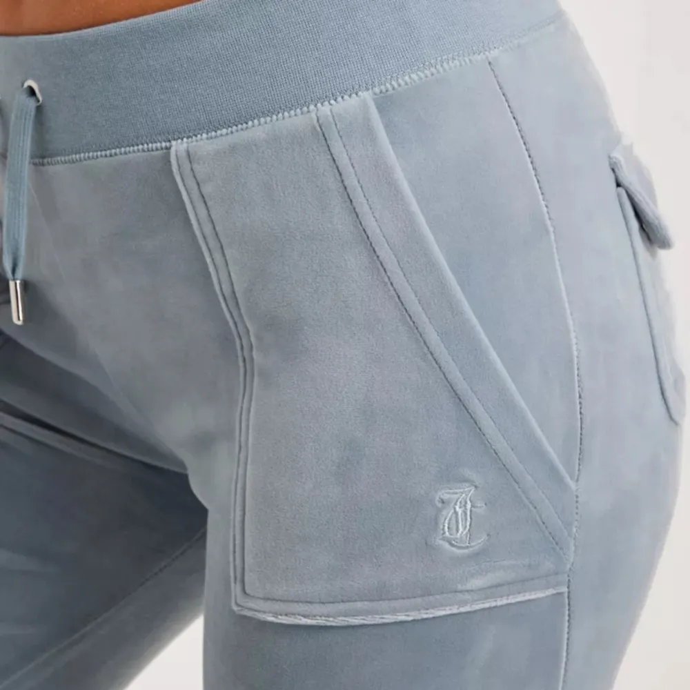 Slutsålda juciy byxor i jättebra skick!Använda fåtals gånger och säljer på grund av att de inte används längre💕Färg Blue Fog och nypris; 1200kr. Jeans & Byxor.