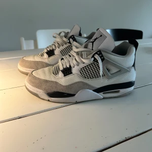 Jordan 4  - Säljer ett par Military black som blivit ståendes här hemma. No box.  Pris kan diskuteras vid snabb affär. 