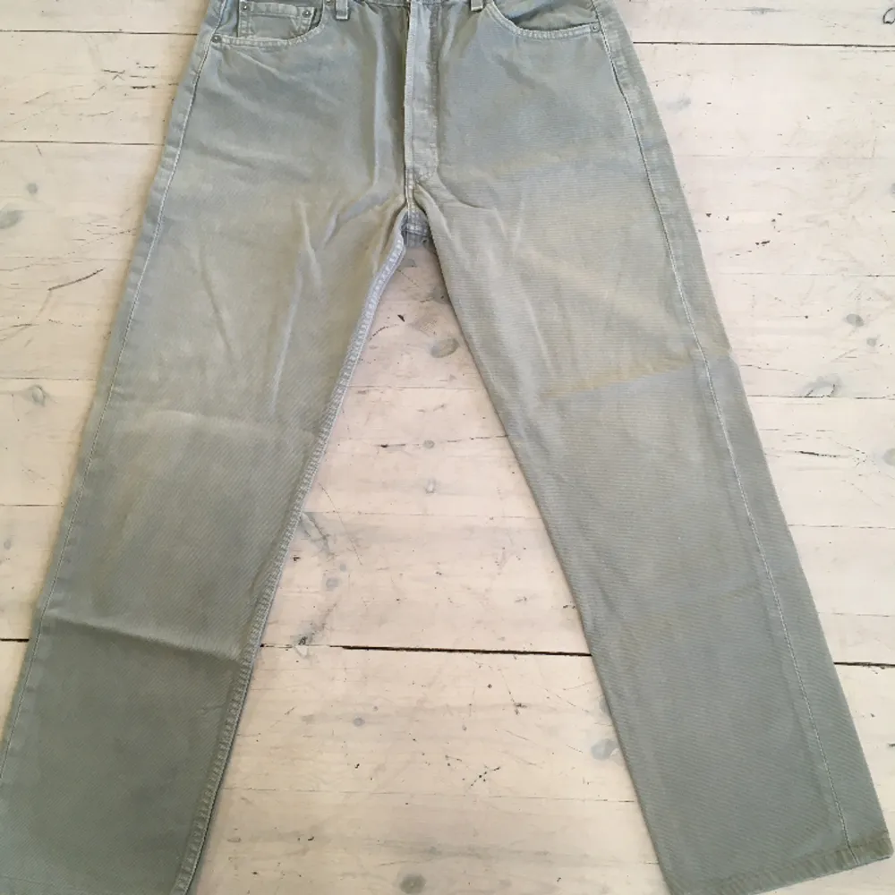 Storlekarna på många vintage Levis kan vara mindre/större än vad det står på lapparna, därför har jag med måtten. Midjemått: 43cm (uppskattar de mer som W:31-32). Gylf: 31,5cm Innerbenslängd: 76,5cm. Farkut & Housut.