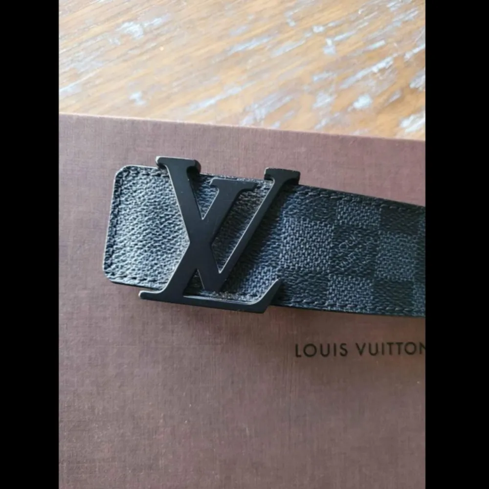 Äkta Louis Vuitton skärp kvitto finns, det är iinköpt & legit chekad av företag i Paris.  Amvänd varsamt så i väldigt fint skick! . Övrigt.