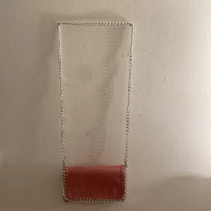 Rosa tiamo - Säljer min fina rosa tiamo❤️ nypris:500❤️(såg ganska mörk ut på bilden men det ör mycket ljusare. Skriv om fler bilder)❤️