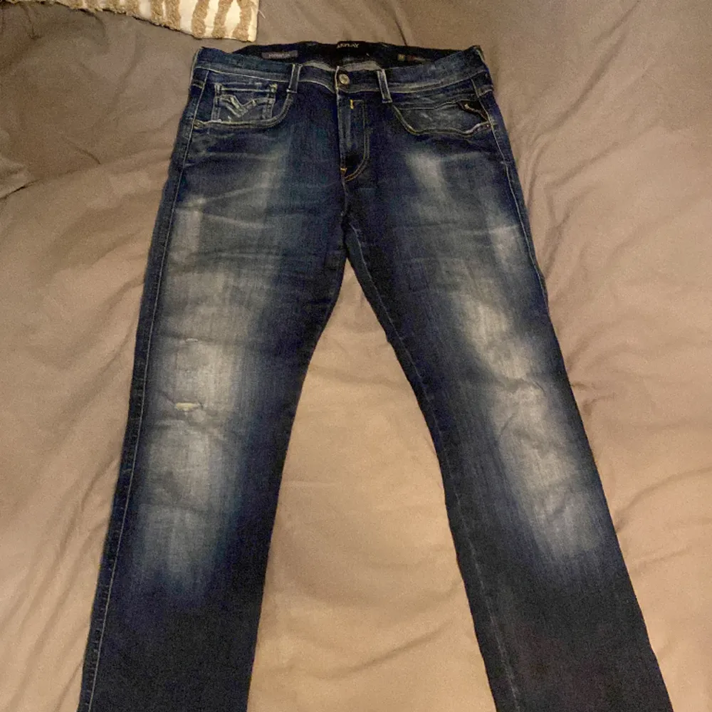 Tja säljer nu mina replay jeans i modellen annars. Dem är i bra skick och är i hyperflex material. Dem är i storlek 31-32 men sitter som 30 i midjan. Hör av er vid frågor eller annat!✅. Jeans & Byxor.