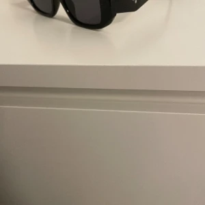 Prada Solglasögon - Svarta solglasögon I märket Prada. De är i perfekt skick.