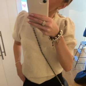 stickad t shirt - säljer den trendiga stickade t shirten från veromoda då den inte kommer till andvändning längre!!❤️❤️