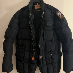 Original Parajumper  - Säljer billigt en original Parajumper jacka av storlek S , använd bara en vinter. Först till kvarn