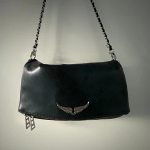 Zadig Väska  - Säljer min fina Zadig väska då den inte kommer till användning! Har två olika längd på banden och man får plats med så mycket 💕skriv för fler bilder! (Kan mötas upp i Stockholm)