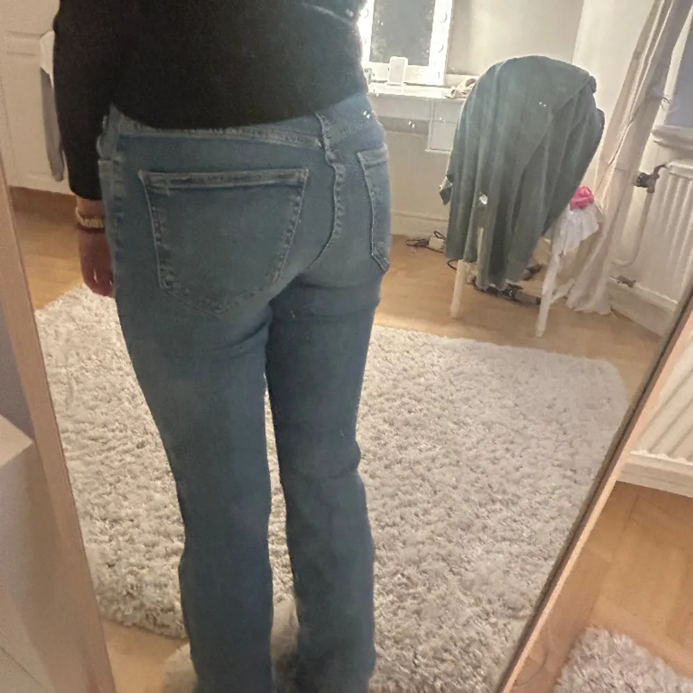 Supersnygga jeans från Gina tricot men som tyvärr inte kommer till andvänding eftersom att jag har liknade jeans💓dem har ett litet ”hål” men som knappast syns alls🙏🏼. Jeans & Byxor.