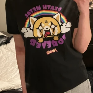 Aggretsuko t-shirt - Svart tröja i nyskick! tryck på en karaktär från serien Aggretsuko. Väldigt mjuk och bekväm. På tröja står det storlek L men den är mer som en stor M :) 