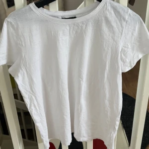 T-shirt - Vit t-shirt från sinsay i storlek L