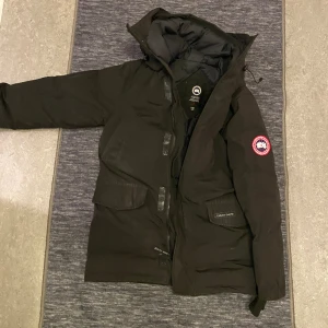 Canda goose  - Hej säljer min canda goose eftersom den är liten på mig. Den är använd 1 vinter och är i skick som ny kvitto och päls finns pris kan diskuteras vid snabbköp   Mvh Melvin 