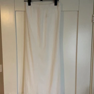 Vit lång kjol  - En vit långkjol från shein, lite genomskinlig, oanvänd utan prislapp, säljer då den inte kommer till användning, jag är 1,65 och den når ungefär ner till mina anklar  