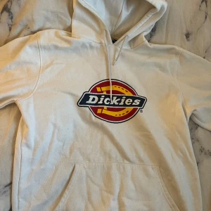 Vit dickies hoddie  - En vit dickies hoddie i storlek L som är i bra skick och använd nån enstaka gång. Blivit smutsig nere på mudden men tvättas innan den säljs.