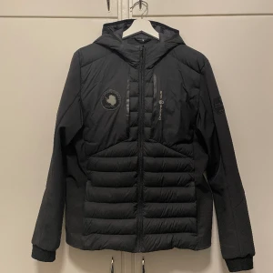 Sailracing jacka - Perfekt vårjacka, en lagning i nedre kant på baksidan samt lite släpp på främre loggan, där av priset!  Storlek M men passar S också!