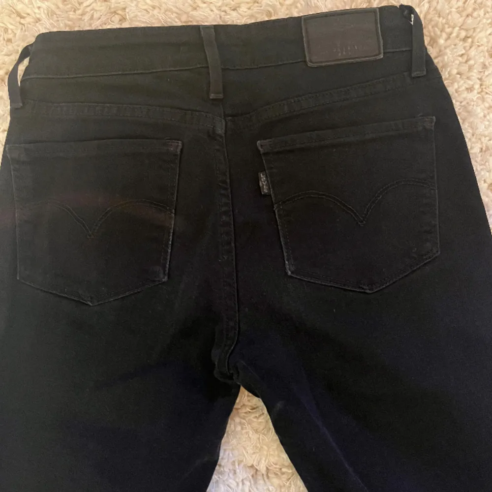 Ett par Såå snygga svarta lågmidjade Levis jeans!!! Dem är i ett mycket bra skick med ett stretchigt material. Säljs då de tyvärr blivit för korta (jag är 169 cm). Skriv för fler bilder eller frågor!💕Pris går att diskutera💕. Jeans & Byxor.