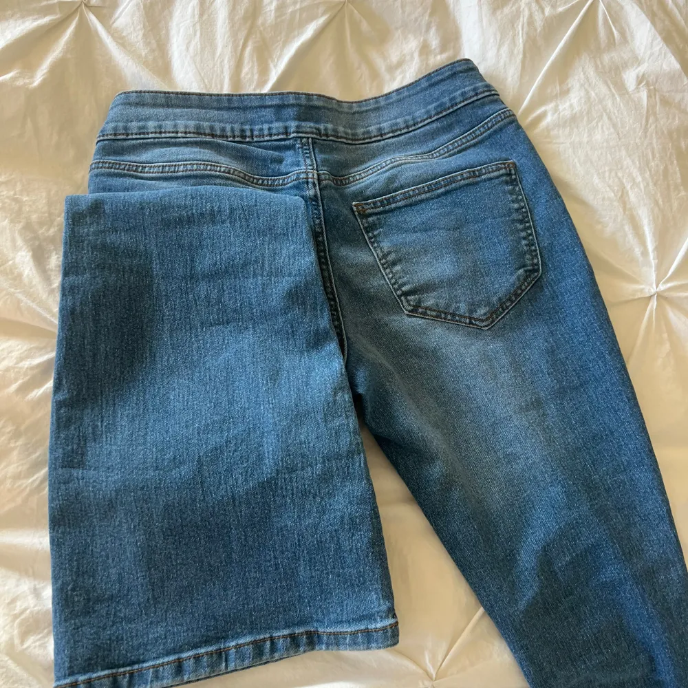 Säljer dessa helt nya vero moda jeans, prislappen är kvar. De är i storlek S och längd 30. Passar perfekt för mig som är 165cm💓. Jeans & Byxor.
