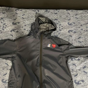Comme des garcons jacka - Säljer denna riktigt feta comme des garcons jacka i riktigt bra skick. Jackan är i färgen svart och storlek L. Perfekt till våren