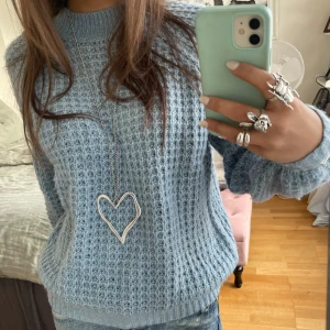 Stickad tröja  - En jätte fin blå stickad tröja 