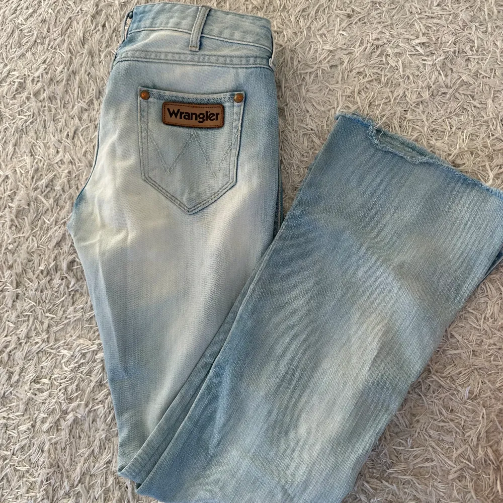 Urnsygga wrangler jeans i en jätte fin blå färg, säljer pågrund av att jag inte gillar hur dem passar mig.. Jeans & Byxor.
