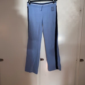 Lågmidjade raka sweatpants - Superfina lågmidjade sweatpants😻😻 Skriv om ni har frågor, vill ha fler bilder eller har prisförslag :))