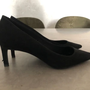 Svarta pumps - Svarta pumps från HM💞 en liten defekt på baksidan av höger klack som syns på bilden
