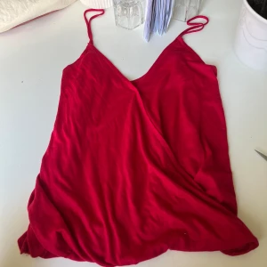 Rött linne från bikbok  - Storlek L  Inköpt på bikbok.  Men passar även M 