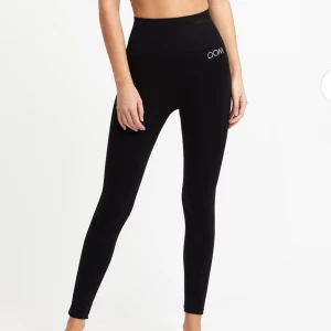 Svarta tränings tights - Svarta träningstight som tyvärr har blivit för små för mig. De är lite nöta vid studsen men annars i bra skick 💗