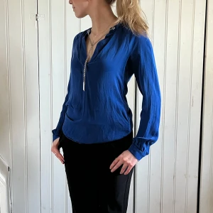 Vintage Michael Kors - En Vintage Michael Kors blus i klarblå färg 💙🫐otroligt fin till ett par kostymbyxor. Storlek XS men passar bra som S, läs beskrivningen innan du kontaktar