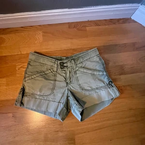 Cargo shorts - De är i perfekt skick, lågmidjade och sitter super fint. Dom är för små så därför har jag inga bilder med dem på💗 köparen står för frakten och jag står inte för postens slarv!!
