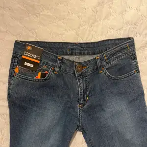 Jättesnygga lågmidjade bootcut jeans ändast testade lappen kvar säljer för att dom var för korta på mig💞💞