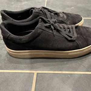 Vagabond - Säljer dessa vagabonds då de bara står, har nya skor. De är i nyskick, inga skador eller liknande. Storleken är 45. Jag putsar upp dom vid intresse. Kan lösa fler bilder också!