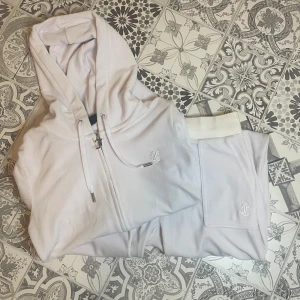 Juicy Couture Set - Byxor och hoodie från Juicy Couture Stl XS Använda ett fåtal gånger