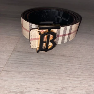 Burberry Bälte - Säljer mitt Burberry bälte då det inte används längre. Använt det i kanske ett halvår men det har fortfarande hålli sitt skick under tiden, alltså inga tydliga täcken på slitage eller likande.  OBS pris kan ändras vid snabb affär!