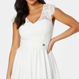 Student klänning  - Jättefin klänning, perfekt till studenten. Bara testad, lappen sitter kvar. 