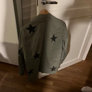 Grön Vårjacka  - Superbra skick inga tecken på användning. Nypris 1200. ❤️