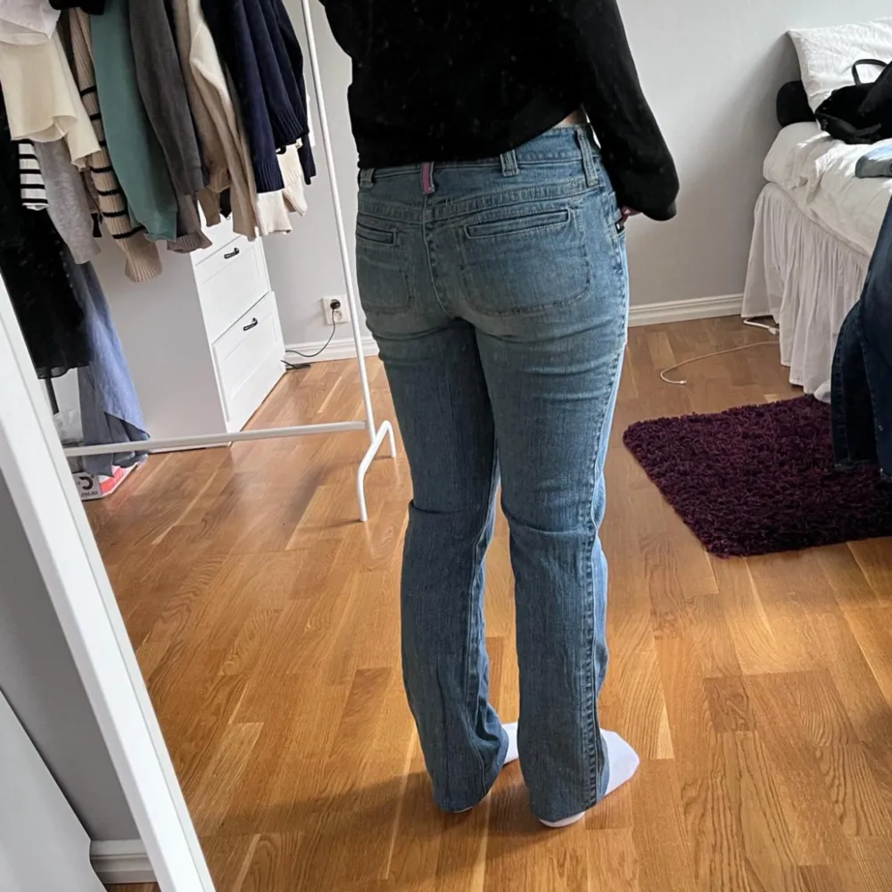 Bootcut Jeans i Lowrise modell💗 Innerbensmåttet är 84 cm och midjemåttet 36 cm. Modellen är 158cm.   Dragkedjan saknas.  Frågor och funderingar är varmt välkomna 😇   S7 116. Jeans & Byxor.