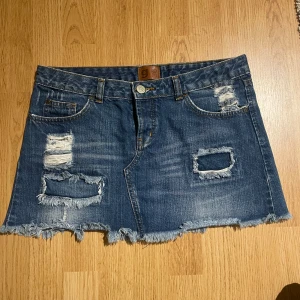 Lågmidjad jeanskjol  - Lågmidjad jeanskjol med coola detaljer  