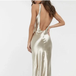 Asos klänning balklänning - Säljer denna super fina champagnefärgad klänningen från Asos💘 helt oanvänd med lapp kvar 💐🌟