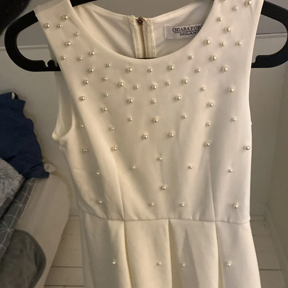 En vit klänning med pärlor från chiara forthi Milano . Klänningar.