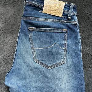 Tja säljer nu ett par Cohen jeans med en riktigt najs tvätt! Skick 9/10, riktigt fint skick! Detta är modellen 688 och size 34. Skriv vid frågor!