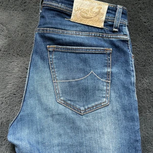 Jacob Cohen jeans - Tja säljer nu ett par Cohen jeans med en riktigt najs tvätt! Skick 9/10, riktigt fint skick! Detta är modellen 688 och size 34. Skriv vid frågor!