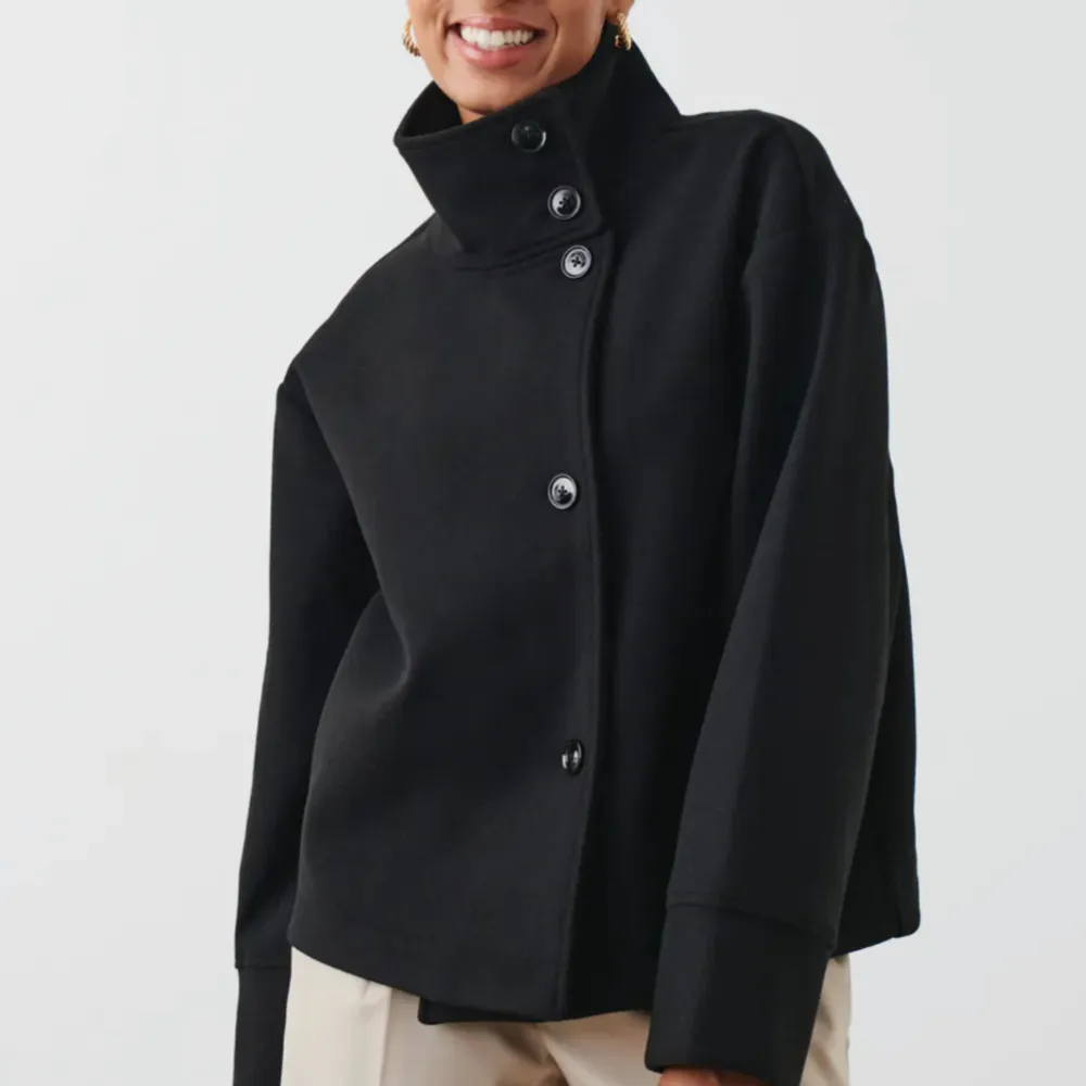 Säljer min svarta kappa i fint skick från Gina Tricot🖤storlek M men passar även S🫶🏼. Jackor.