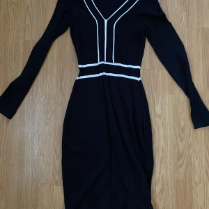 Superfin klänning  - Klänning storleken small, Jättemjukt material. Endast testad men den passar ej som jag tänk. Den går till knäna på mig och jag är 161cm! Djur och rökfritt hem, dyr i inköp! Från anna field ✨