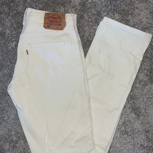 Vita levis jeans - Jag säljer nu mina jättednygga vita levis jeans då dem blivit för små för mig. Jeansen är långa i benen och passade mig som 177cm men ser jättebra ut om man vill vika upp de. Jeansen är inte genomskinliga alls! :)  Hör av dig om du har några frågor ❤️